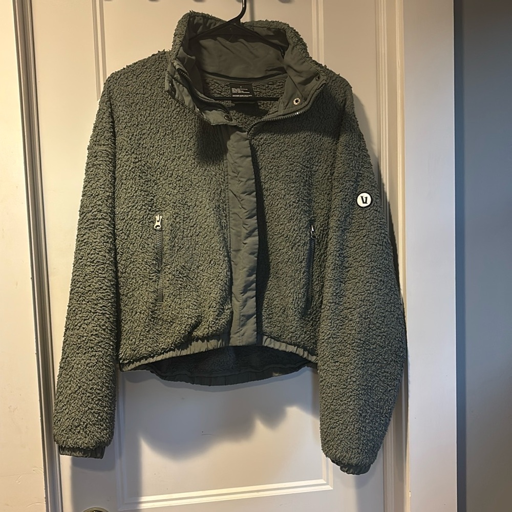 Vuori Sherpa jacket. Moss Green Medium